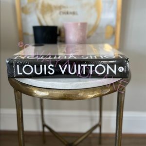 🎁 Louis Vuitton coffee table book